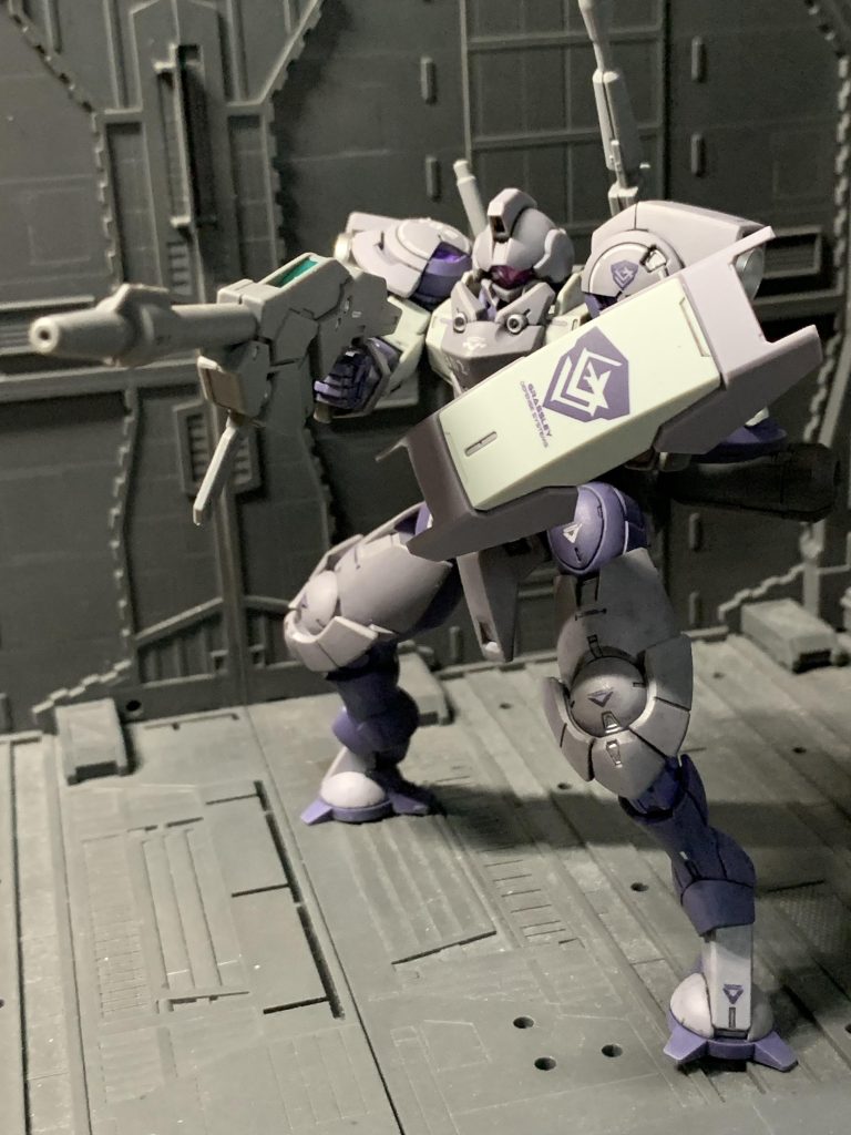 ビームライフル。シールドにはグラスレー社のマークです。