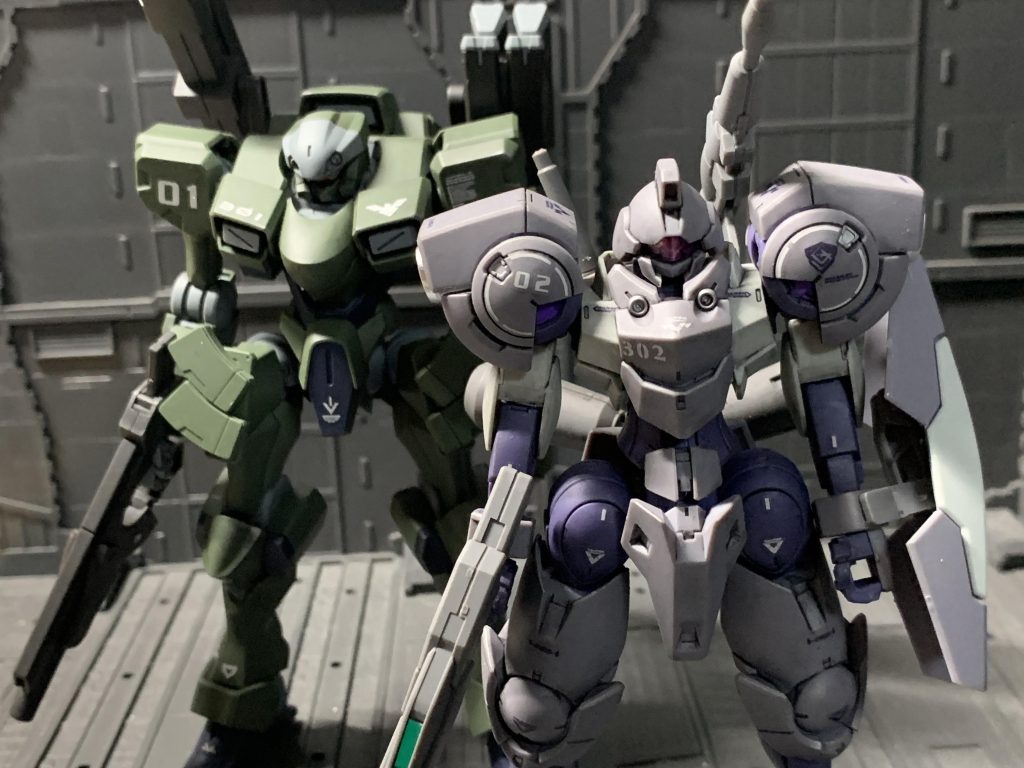 ザウォートヘヴィと1枚。ナンバーデカールのフォントは301と302は変え、01と02は合わせています。前者はそれぞれの会社で付けられましたが、後者は編成されてから、隊のメンバー同士で「統一感欲しいな」となり、同じフォントで付けたという妄想です。 