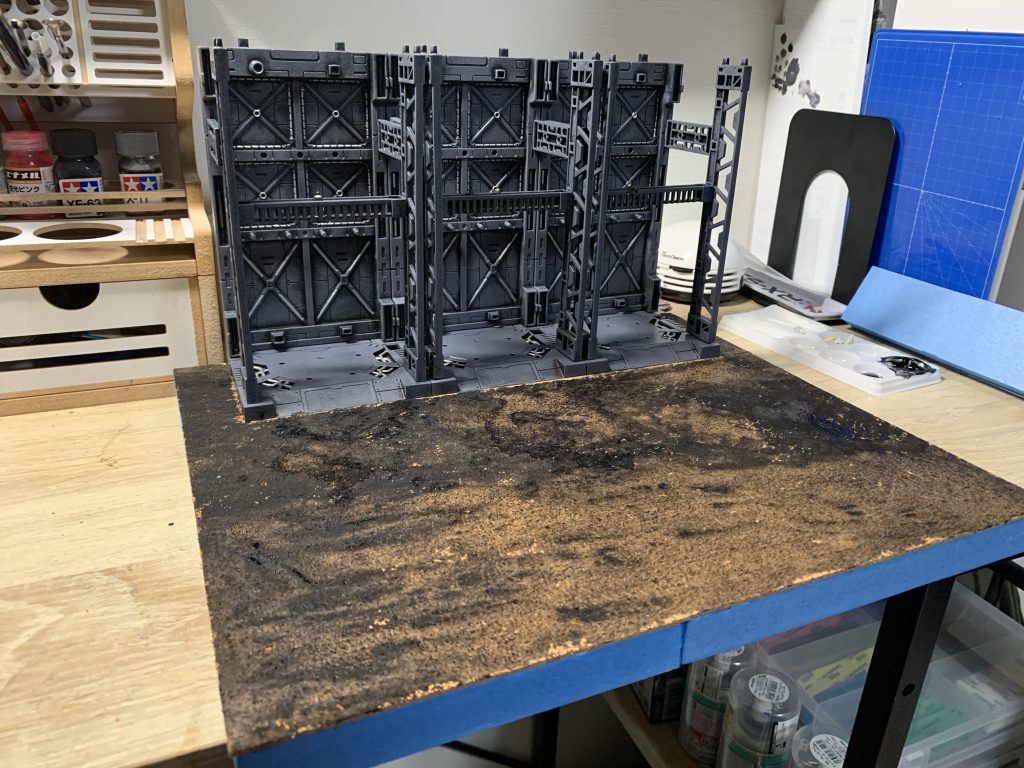 ベースはセリアのポリスチレンフォームを組み合わせており、その上にコルクシートを貼り付け、黒のアクリル絵の具をさっと塗った後に、タミヤのテクスチャーペイント路面を塗りたくっています。