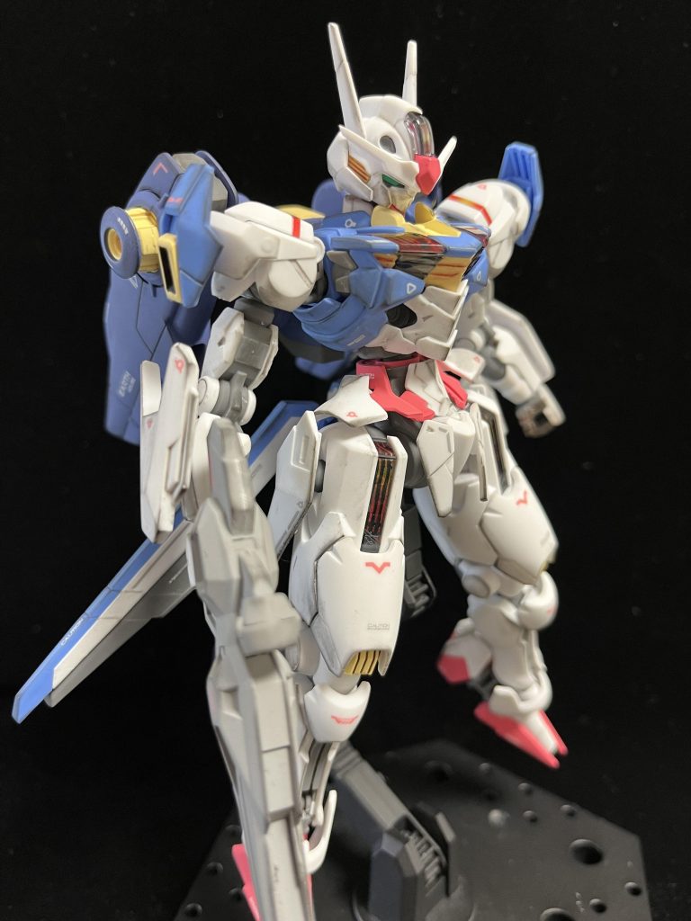使ったカラーですが、赤：クレオス ラスキウス 緋色黄：クレオス ラスキウス ブロンドビームライフルも合わせ目を消す都合で、ガイア ニュートラルグレー2で塗装してます。