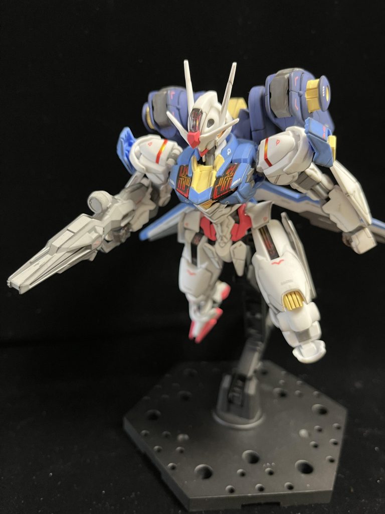 このキットの課題でよく上がる、脚の合わせ目消しについてですが、私はランナーパテで消しました。成型色そのままの色なので、特に違和感なく消せたと思います。