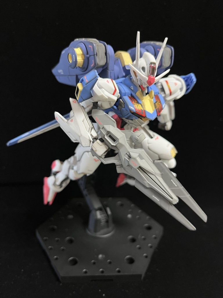 デカールは水星の魔女汎用1を使用、パーメット部分はキット付属のものをそのまま使用してます。ウェザリングはするか迷ったのですが、「綺麗に仕上げるのもいいけど、エラン戦であれだけ動いてりゃそこそこ汚れるよね」と思い、ウェザリングマスターのススで全体を汚してみました。