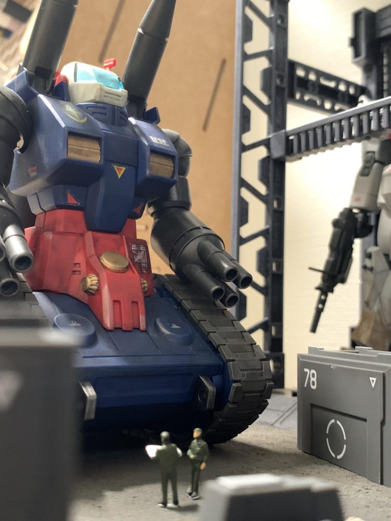 ガンタンク。下の人たちの会話「これMSっていうのか?戦車じゃん」「でも武器の威力はバカにならんぞ。使い方次第では化けるかもな。」