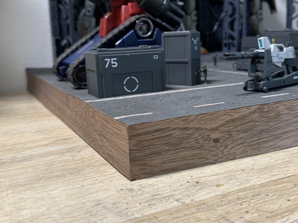 周りは百均の木製テープで保護しています。