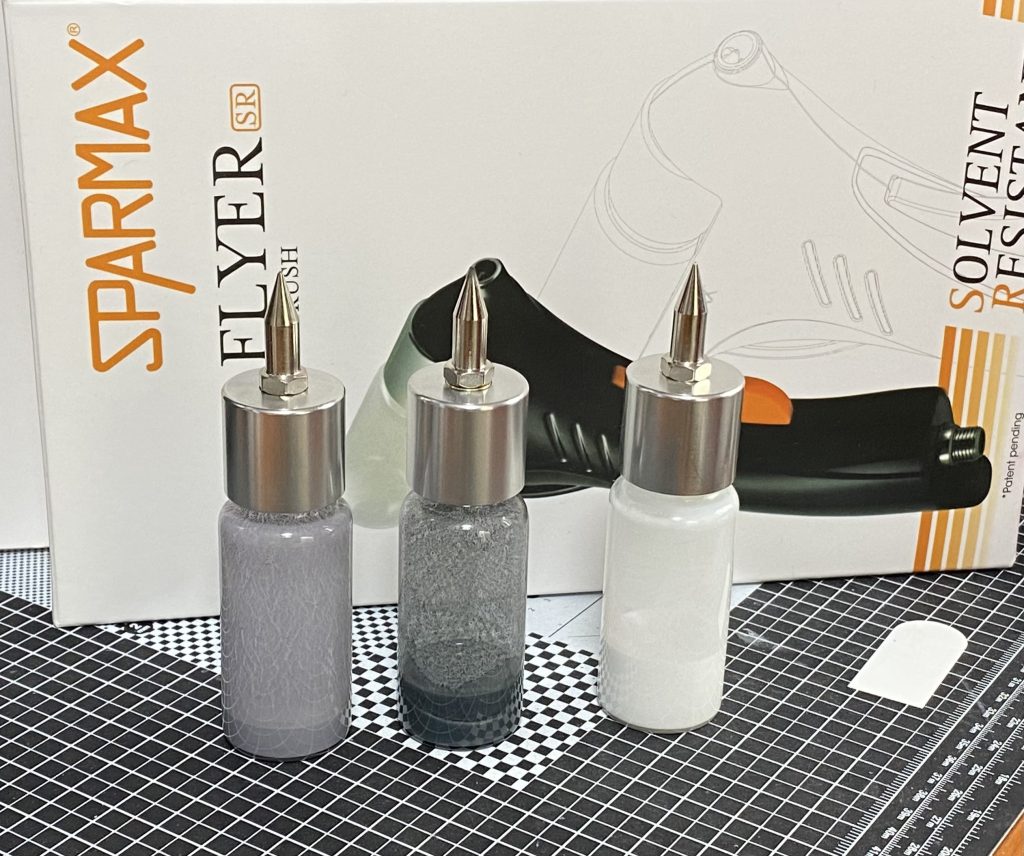 初めてsparmaxさんのフライヤーsr使いました！小さいパーツって塗り忘れたりすることがよくあるんですがこれだとボトルを帰るだけでエアブラシを洗浄しなくていいのですごく楽チンです！ボトルが手に入りずらいことだけがネックですねwよく使うトップコートとサフ用でもあると便利だと思います。