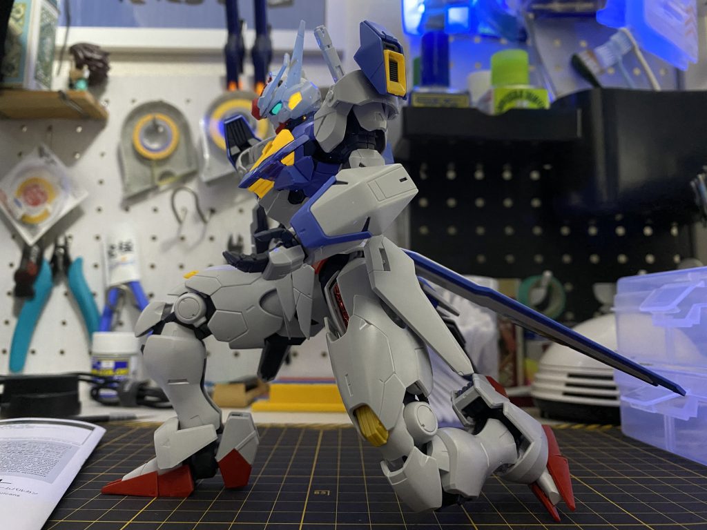 完成後にシールド状態に組んでみたらそれなりに接続部の塗装が削れてしまいそうな感じがあって、怖くてビットオンフォームに出来ないため、パチ組み状態のものだけ、写真に納めてあります