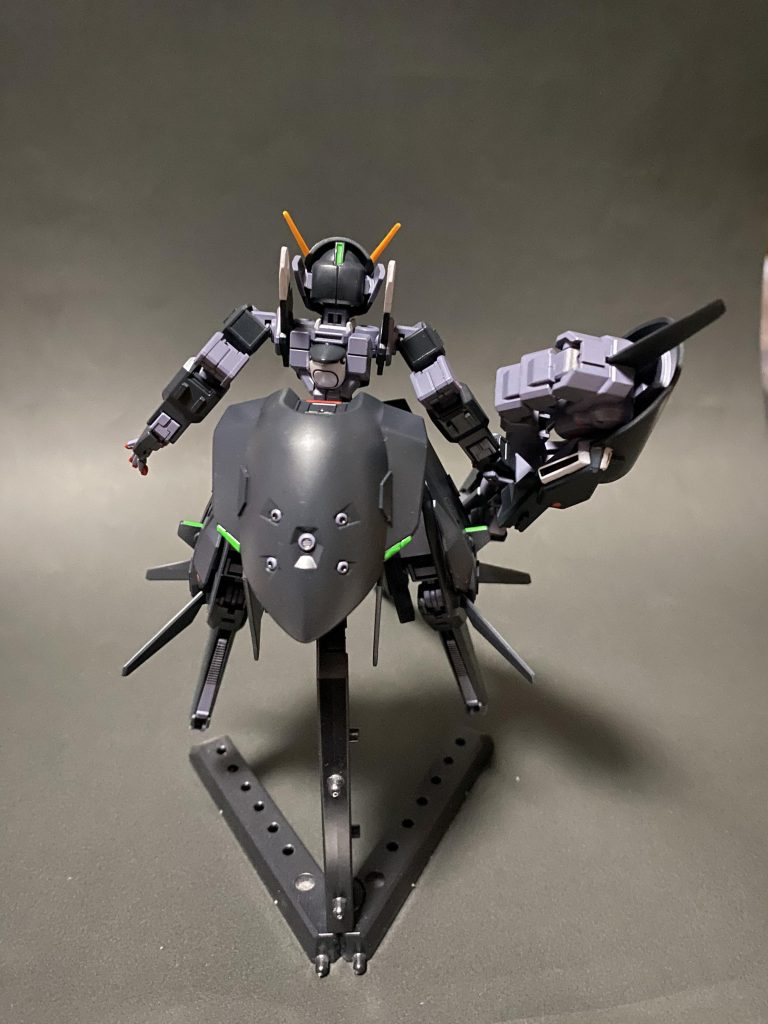 使用しているのは最初に出た白いウーンドウォートです。ブーストポッドやコンポジットシールドブースター後ろのウィング部に初のシャープ化を行いました。他にはプラ板貼って気持ちディテールアップ、合わせめけし、少しスジボリ追加したりしたくらいのカンタン仕上げです。各部のワンポイントの赤はシタデルカラーの筆塗りです。