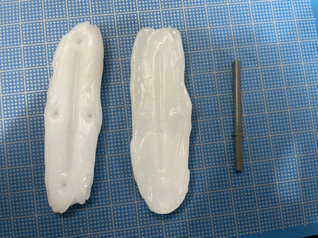 誘導棒は、付属のサーベルスティックをおゆまるで型取り