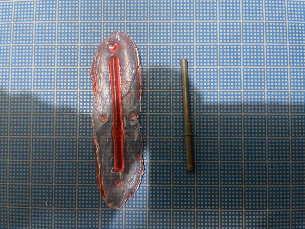 バリがすごいことになっていますが、型もレジンもUVライトもすべて100均で揃いました。