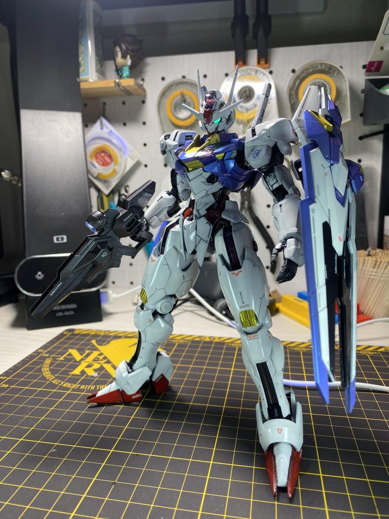 とりあえず完成時白の部分は、ガイア 黒サフ→クレオス  クールホワイト→ガイア プレミアムガラスパール→ガイア EXクリア青の部分は、ガイア 黒サフ→HGエアリアル制作時に調色した青→ガイア プリズムパステルチェリーピンクブルー(黒立ち上げでのグラデーションが消えましたw)→ガイア EXクリア赤の部分は、ガイア 黒サフ→クレオス  ハーマンレッド→ガイア プレミアムガラスパール→ガイア EXクリア黄の部分は、ガイア 黒サフ→ガイア エルドランゴールドフレーム部は、ガイア 黒サフ→クレオス  メタルブラックな感じです