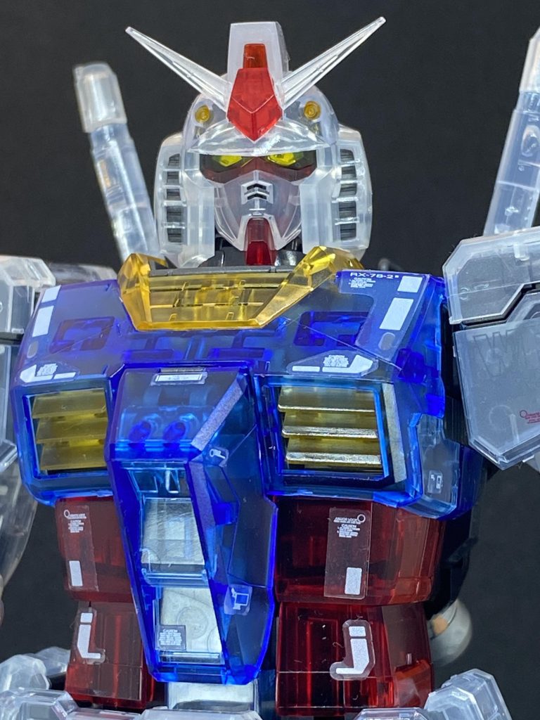 ツインアイのすぐ後ろにくるパーツ(LEDユニットの光を通すためのパーツ)にハセガワのミラーフィニッシュを貼り付けみたら、ギラギラのツインアイになり満足です(個人的にこの3.0は上記ツインアイを光らせる構造のためLEDなしの状態だとツインアイが目立たない印象でした)