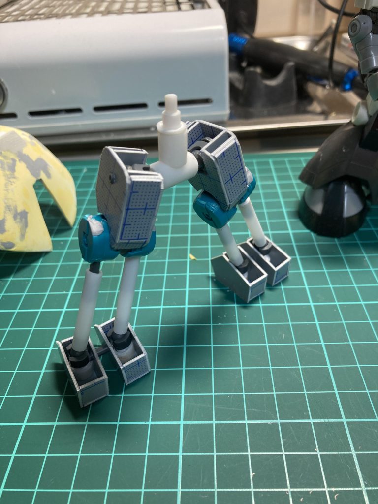 この辺りから気が狂い始めました元々ジ・Oの足を使って誤魔化そうと考えていたところ、いけるんじゃないか…？と考え始めた頃には既に部品を切り出していました。膝の丸い部品はHGグレイズに付属するブースターユニットを基部も含めて2つ張り合わせ、シャフト基部をボルアムのBJにすることで傾斜を付けれるようにしました。