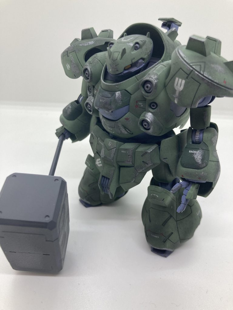 今回は塗装はせずにスミ入れとウェザリングのみ施しました。流石にハンマーは塗装しましたが。
