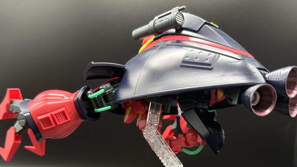 MA形態では下からMS形態時の頭が覗きます、なるほど、こうやって変形するのかと関心するデザインです。