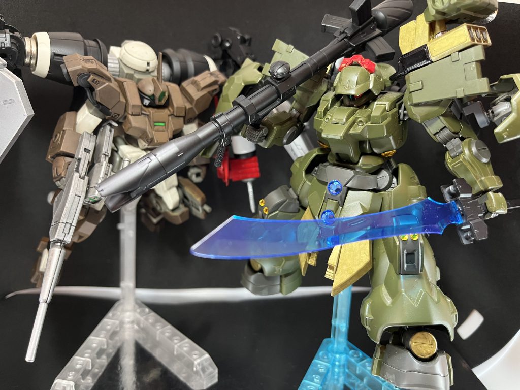 ジェターク社MSチーム紹介②・重装型ディランザH(ハイパワードバウンサー)歴戦の勇姿が乗っていたとされるディランザ。いつしか主がいなくなりジェターク社の倉庫に置かれていた。通称ドバンディランザ。パイロットはフェルシー・ロロ。・デミバーディングJ(ジャグラー)今回挙げた機体なので割愛wパイロットはチュアチュリー・パンランチ。〜出撃前会話〜フェルシー『キングオブハートのドモンさんが手を焼く敵って大丈夫なのかな…チュチュ『何ビビってんだよ!しゃんとしろ!フェルシー『び、ビビってないから!ちょっとだけ不安になったの!…敵の機体の中にあの無人ガンダムもいるんでしょ?あんなのがまた暴れたら学園の時みたいに関係ない人達が…絶対止めるから。チュチュ『その意気だよ。なんだかんだジェターク社できつい訓練とテストパイロット一緒にやってきたんだ。あーしらなら大丈夫だよ!フェルシー『分かってるよ…私だってあんたのこと…ちょっとはアテにしてるんだから(小声