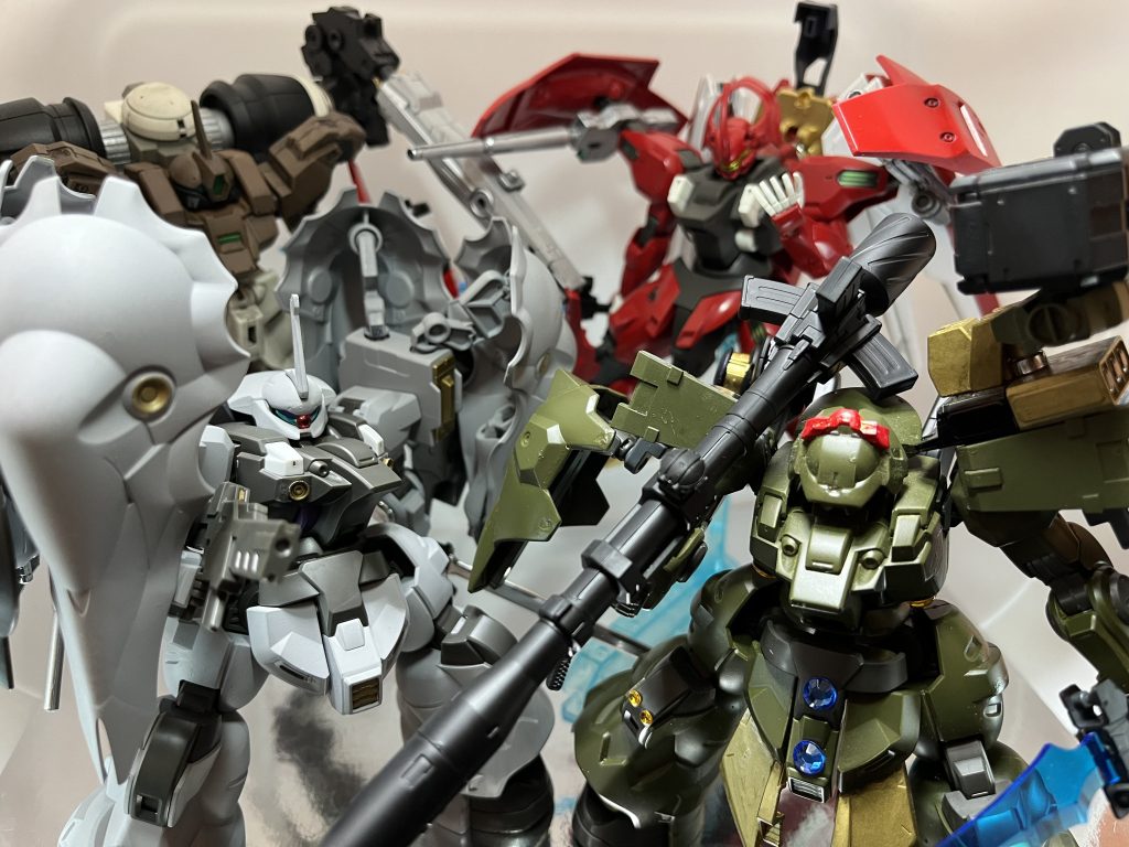 ジェターク社チーム4機集合ということで百合の間に挟マルタンな女子2人の会話で締めですね。本当はグエル戦仕様ミカエリスとかラウダの専用機も入れたかったんですが、ライバルポイントと弟ポイントが低くてフラグが折れましたwリアルが忙しくて素直に作るのが大変だったって白状しちゃいなよ?(´・ω・)うるさいわよっ!撮影ブースが狭いから増やせんねん!4機もキツキツやねん( *`ω´)一応ガンダム水星組の私的スパロボ内での現状①アニメ後②プロスペラ生存、エアリアルとその他いくつかの機器、データなど持ち去られる③プロスペラの計画は一応阻止されてる④グエルがジェターク社CEOでスレッタ、チュチュ、フェルシーは機体の性能試験をメインとするテストパイロット。うーん色々考察やら設定、キャラも見てますが、話作りに齟齬や矛盾が出そうで💦そもそも本編終わってないしな!フェルシーとかチュチュ、スレッタも最後どうなってるか分からんよね(´・ω・)生き残ってほしいよね。とりあえずうちの世界線はこんな感じというチラシの裏をまとめてみました。また変わるかもですが、オタクの二次創作ぐらいに思って暖かい目で見ていただけると助かります💦デミバーディングJ以外の機体は過去作にあるのでもし良ければそちらも見てやってネ(*゚∀゚*)