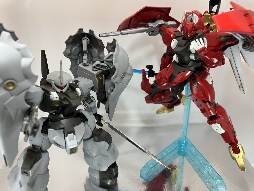 ジェターク社MSチーム紹介①ここからは引っ張り出してきた過去作!bルート出撃機紹介です。・ダリルバルデF(フリーダム)ダリルバルデの高機動可変型。以前との違いはビームトーチを改良した試作大型サーベルを装備。パイロットはグエ…ボブ、ただのボブ(圧力・ディランザB(ブライド)グエルがスレッタに贈った花嫁衣装ならぬ花嫁MS。データストーム負荷のないビットを搭載したカスタムディランザ。ビーム兵器に偏っていたためテストではアックスを装備していたが、パイロットの希望によりブレードに変えられている。パイロットはスレッタ・マーキュリー。〜出撃前会話〜ボブ『スレッタ。ドモン達の報告を聞く限り間違いなくプロスペラとは対立することになるが…大丈夫か?スレッタ『わたし…お母さんともう一度話したいんです。だから進みます!進めば2つ…それ以上の未来を勝ち取ります!ボブ『分かった。お前は頑固だからな。だが無理だけはするなよ。ボブ(もしプロスペラにとどめを刺す時は俺が…いくらスレッタに強い意志があっても親殺しなどさせられない。あんな思いは俺だけで十分だ…