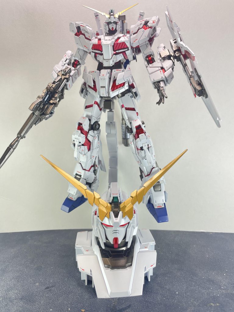 ヘッドマウントディスプレイ付きの全体アンテナの開閉する中央部をフレームと同じ色にしましたが、なんか違和感ゴールドにしたら閉じた時違和感あるし、白にすると開いた時違和感あるし…ということでフレームと同じ色にしたのに…
