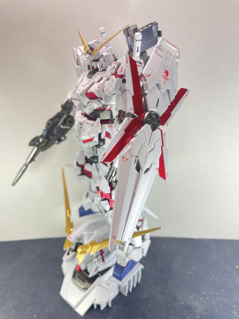 サイド シールド側シールドのサイコフレームのヒケをちゃんと処理したつもりが艶ありだと目に付きますね