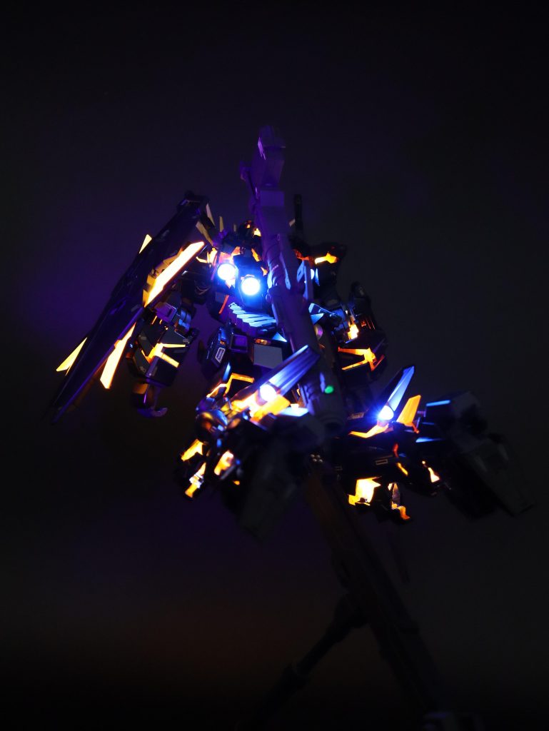 盾は電飾してませんwUVライトでごまかしてます。クリアパーツを面で光らせる方法ってあるんですかね・・・