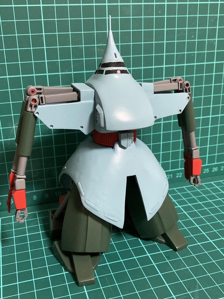 主人公ジュドー・アーシタ達の住むコロニーシャングリラにてジャンク屋を営むゲモン・バジャックがネオ・ジオンに売り出した自前のMS。こんな見た目でもグリプス戦役のMSの部品や機構を採用していることから、第2世代MSなんだとか。