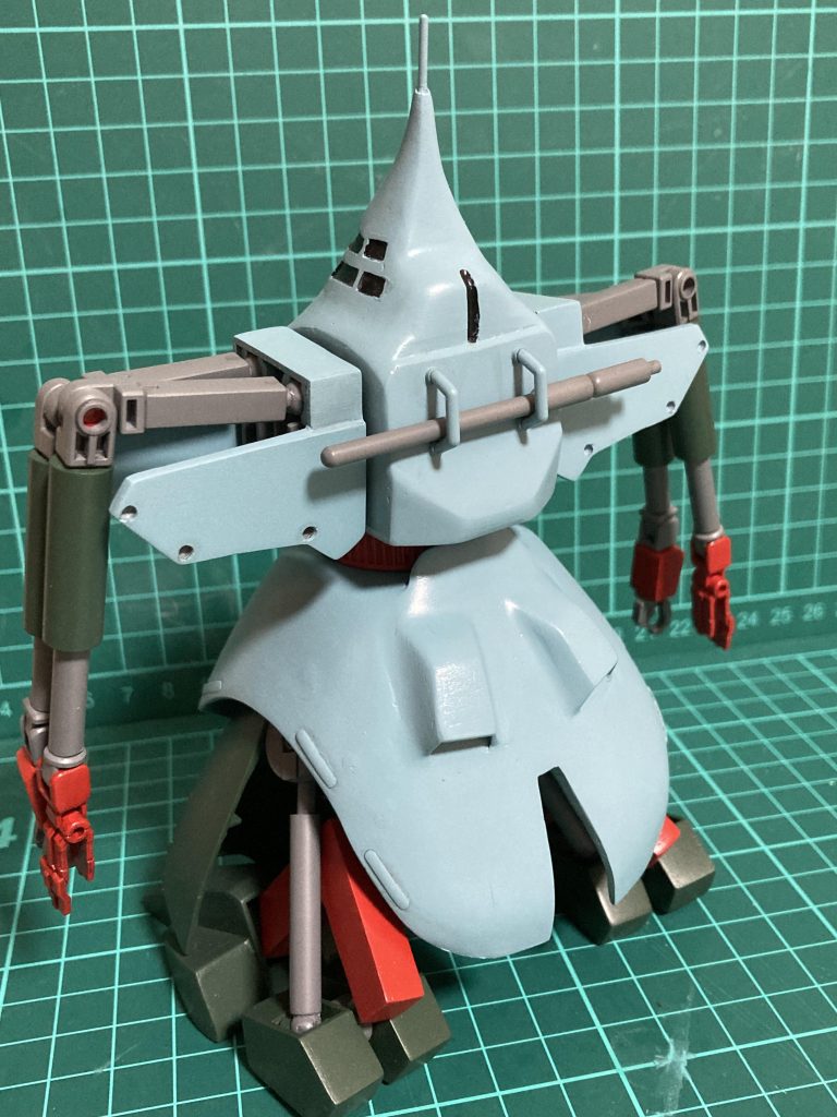 全身が特徴と言っても過言ではないほど奇抜な見た目をしていながら、コロニー内を自由に飛べる推力を持っているトンデモ機体。腰の2基しかないバーニアで飛ぶんだからびっくり。軍用MSのガザCよりは遅いものの、Zガンダムに引けを取らないパワーを持つすごいヤツ。