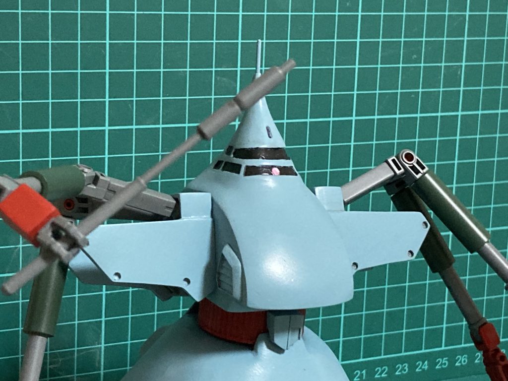 武装は無いに等しいが、廃材を壊して持っていく為のスタン・スティックと呼ばれる電磁警棒のような武器を1本装備。背部のラックに掛けて携帯するらしい。