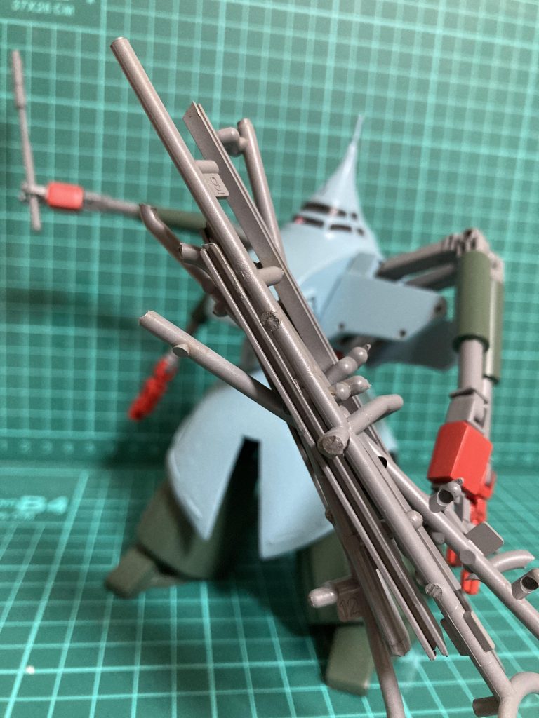 アーガマとの戦闘に際してはゴミ山の廃材を投げて戦う等原始的な戦闘が多く見受けられたが、4本腕を活用した投擲はまぁまぁ驚異的だったそう。以降製作過程に移ります！