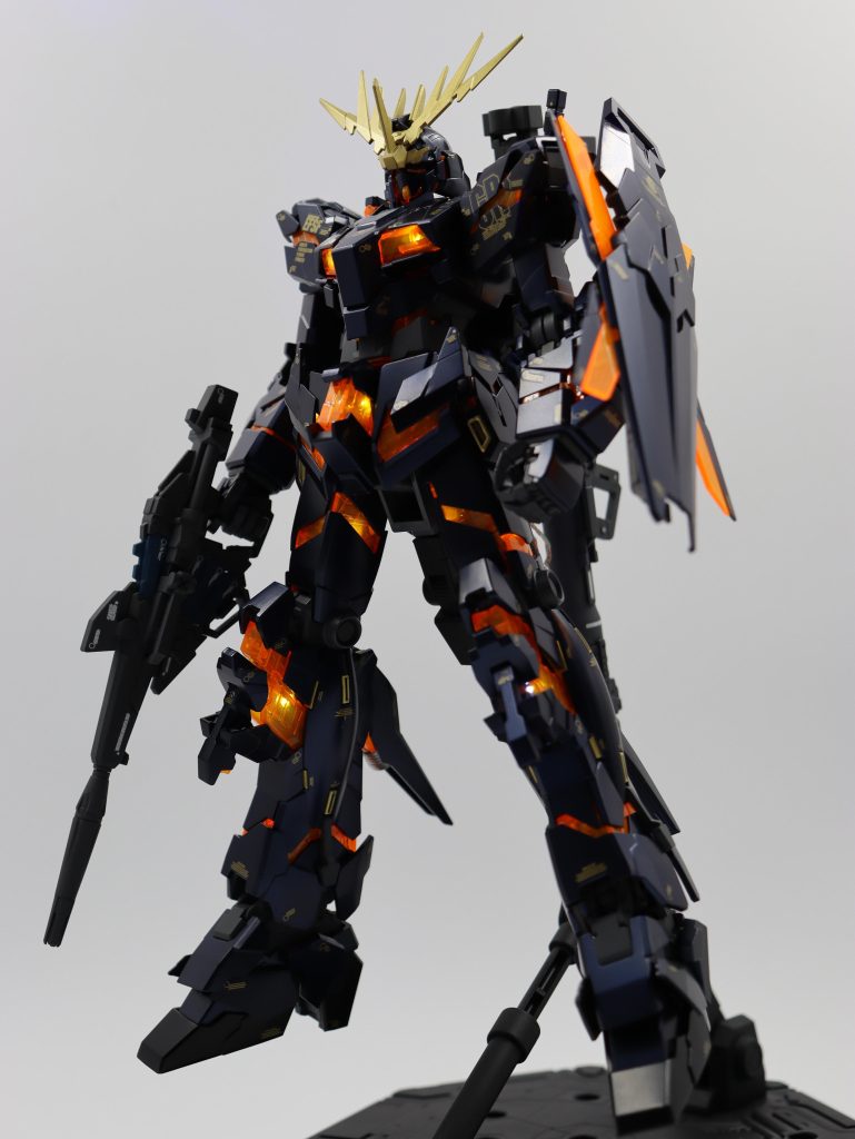 本体色にガイアのプリズムブルーブラック+半光沢/光沢の混合(5:5)してトップコートしてます。トップコートは半光沢のみだと金のデカールが黄土色化しちゃうので光沢を混合してごまかしてます。サイコフレームはガイアの蛍光オレンジ+蛍光イエロー(5:5)で塗装。成型色のままにしようかとも思いましたが、UVライト当てると黄色く光っちゃうんですよね・・・。ユニコーンは面が多すぎて面出しに苦労しました。(出せてない