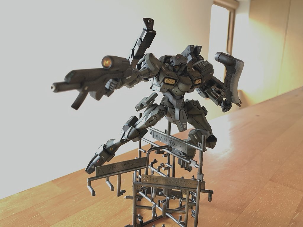 ランナーで作ったスタンドでポージング。