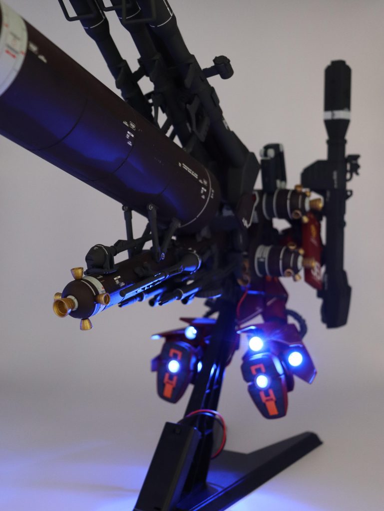 初の電飾チャレンジだったのですがサンボルのキットはバーニアスラスター地獄なので本体の電飾で力尽きました・・・。