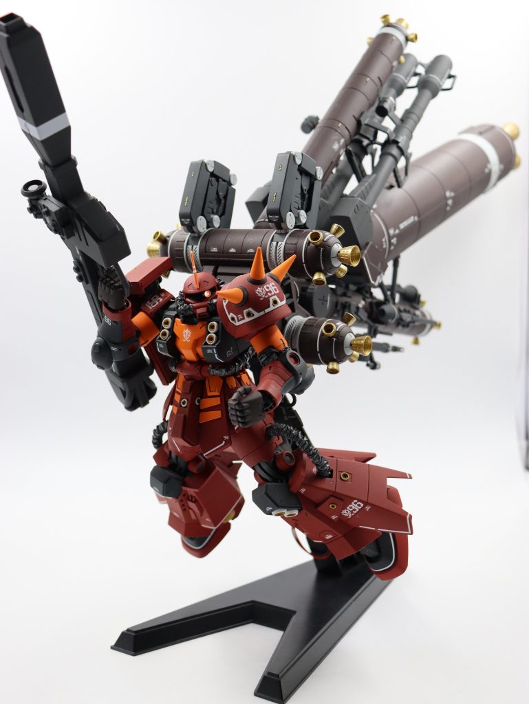 アクリル割れや妖怪パーツ隠しなどと闘いながら1カ月ほどで仕上げました。失くしたパーツは当時取り寄せが在庫切れだったので、ダイソー様のグッズを駆使してコピーして乗り越えました。オレンジ部以外の塗装は、説明書の塗装レシピに則って調色。オレンジはガイアのNAZCA COLOR マンダリンオレンジ(NC-010)で塗装しました。この色いいですよね。