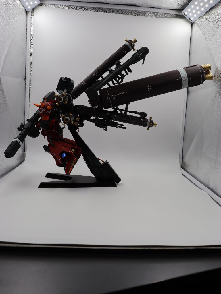 いろんなカットを撮影したかったのですが、撮影ブースぎりぎりで角度が取れず、同じような写真ばかりしか撮れませんでした。電池ボックスと配線が丸見えですね。次電飾する際は内蔵したいです。