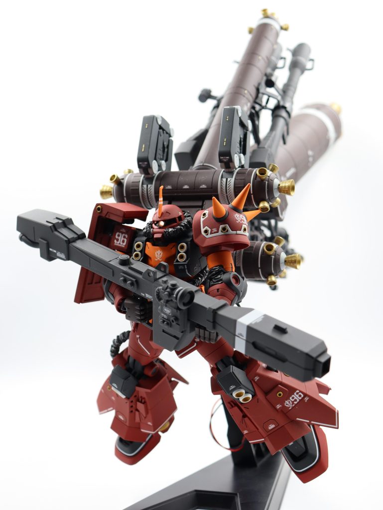 バーニアモリモリ、武器モリモリ、極太プロペラントタンクモリモリの厳ついガンプラですが、いろいろ勉強になりました。自分のような初心者は手を出してはいけないキットでしたw今気づきましたが、ビームバズーカのカメラのクリアパーツ作り忘れてますね。