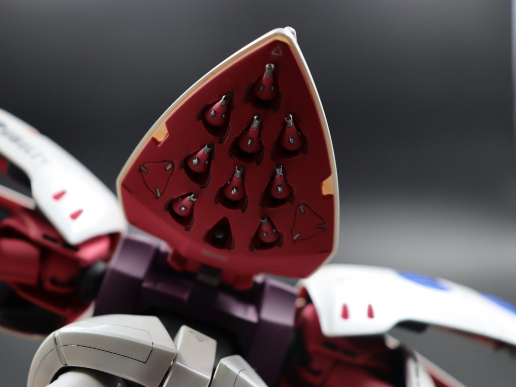 ファンネルとコンテナの塗り分け。撃墜されたのか何故か1個ファンネルが帰ってこないんです。