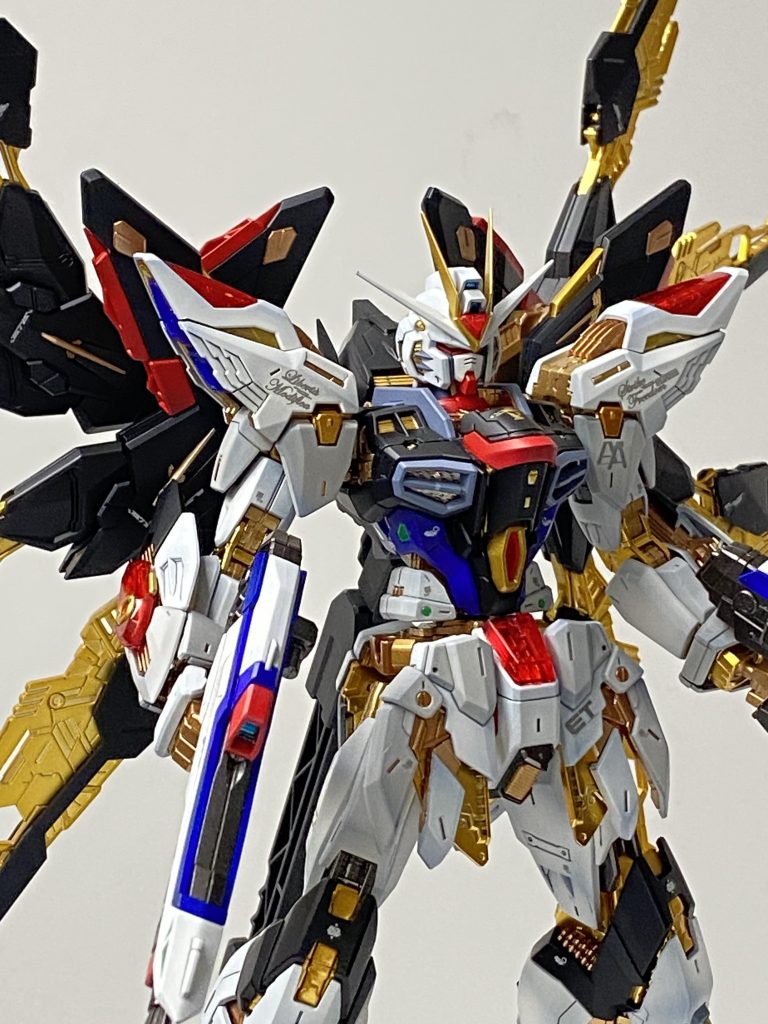 ホワイトのパーツはグラデーションをかける様に塗装してるけど、写真だとやっぱりわかりづらいw