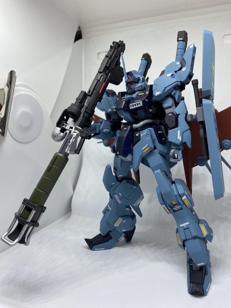 武器はガンダムベースで購入したシステムウェポンのシナンジュバズーカを使用しています。ガタイが良いので小柄な付属の武器よりも、こちらをチョイスしました。ふ