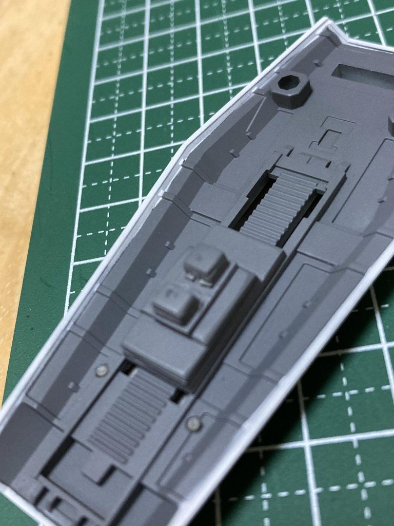 余っていたシールドの裏にアーマーと同じ大きさの四角を２つ作製してアーマーに装着出来るようにしています。（質問のあったので写真を入れ替えました）  閲覧ありがとうございました