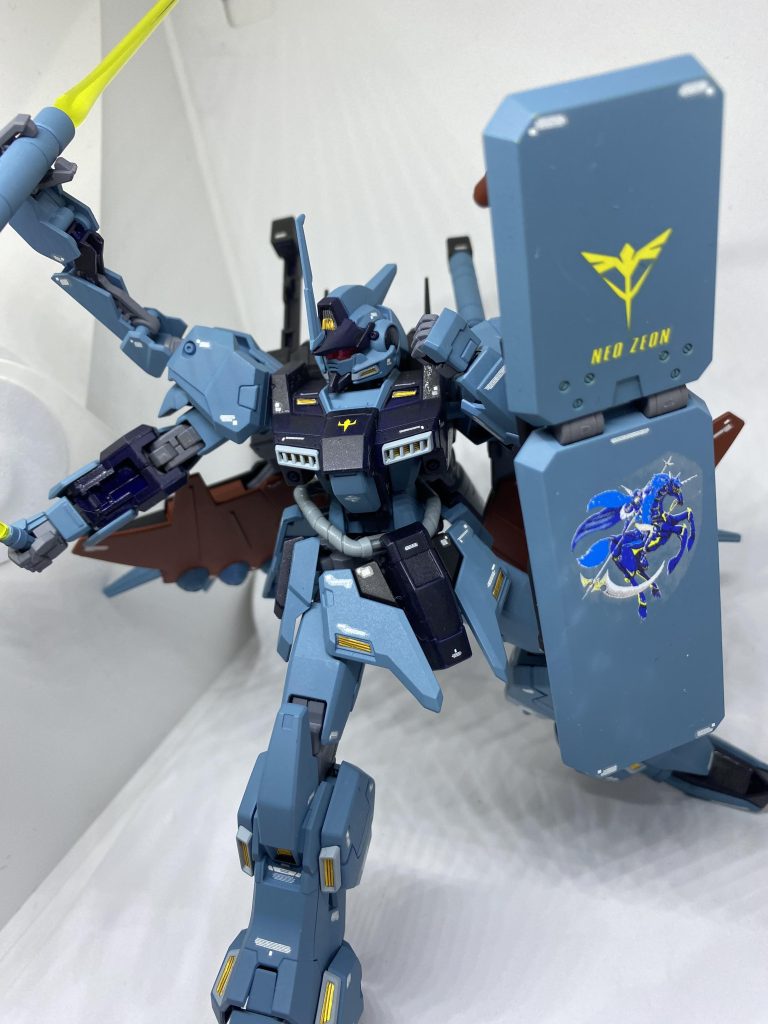 シールドはギラ･ドーガではなくズサから流用しています。シールド裏の武器は多分ギラ･ズールからの流用だと思います。青い馬のデカールは、ワンフェスで購入した物です。