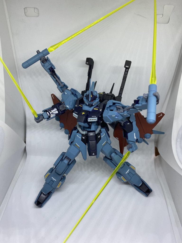 背中のバインダーは、前面は悪魔をイメージして赤にしてみました。