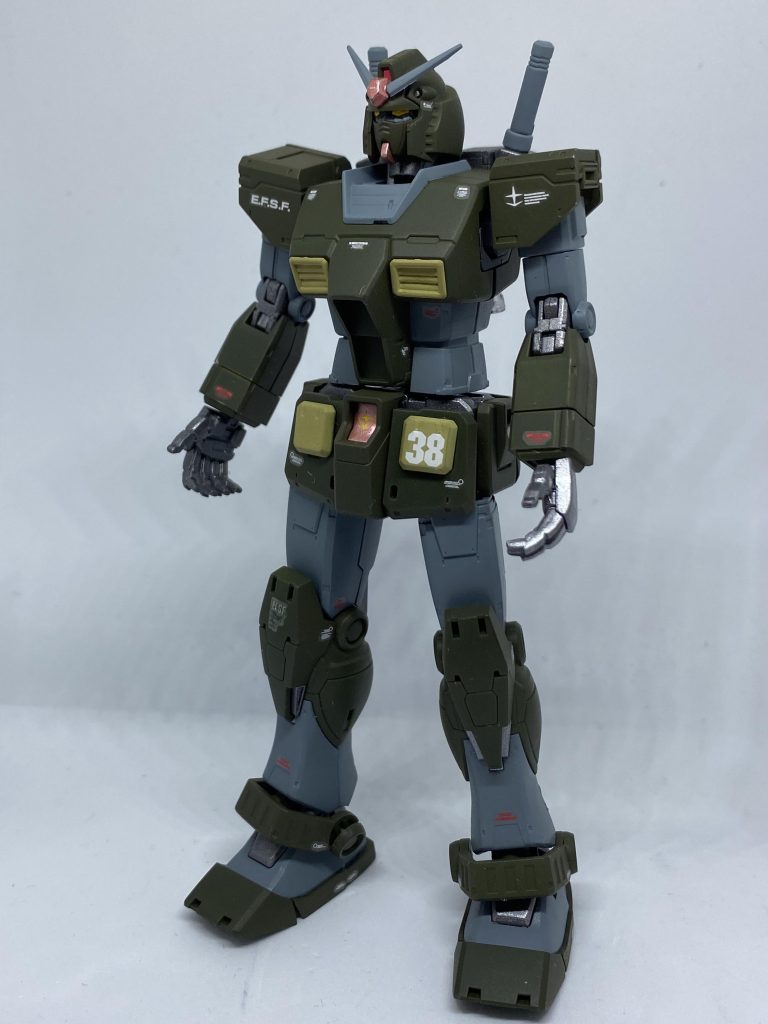 中のガンダムです。肩と下腕部のカラーリングが、オリジン版のフルアーマーガンダムと異なるパターンにしました。