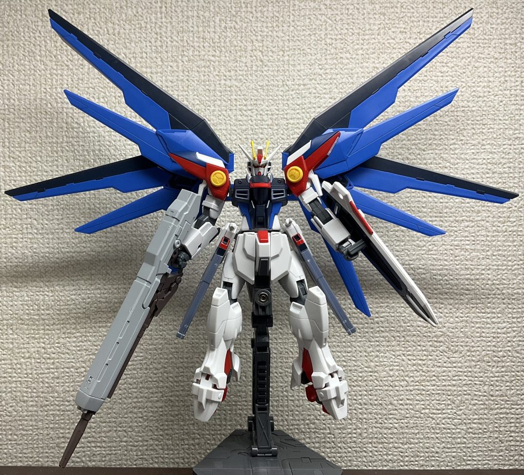 フリーダム降臨の時のイメージですハイマットモード時には、脚部も変形させてバーニアを露出させることでさらに機動力を高めることができますつまり、フリーダムよりもさらに高い機動力を発揮することができます