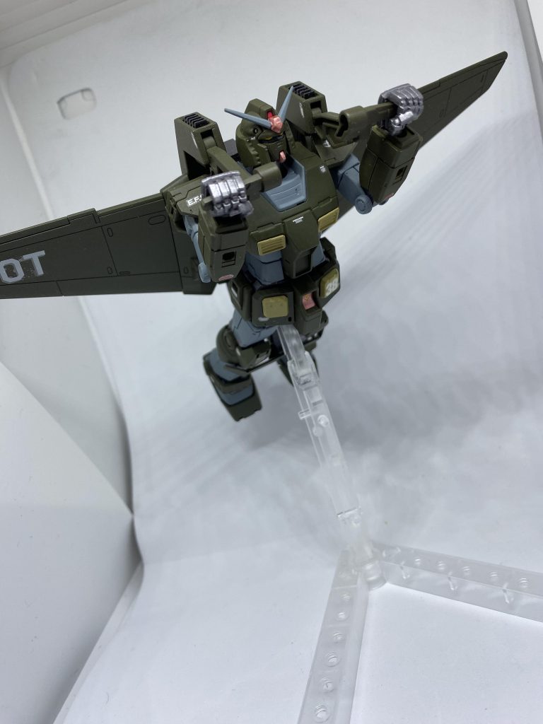 翼を授けてみました。背中のビームサーベルが取り外されるので、スッキリと乗せることができました。