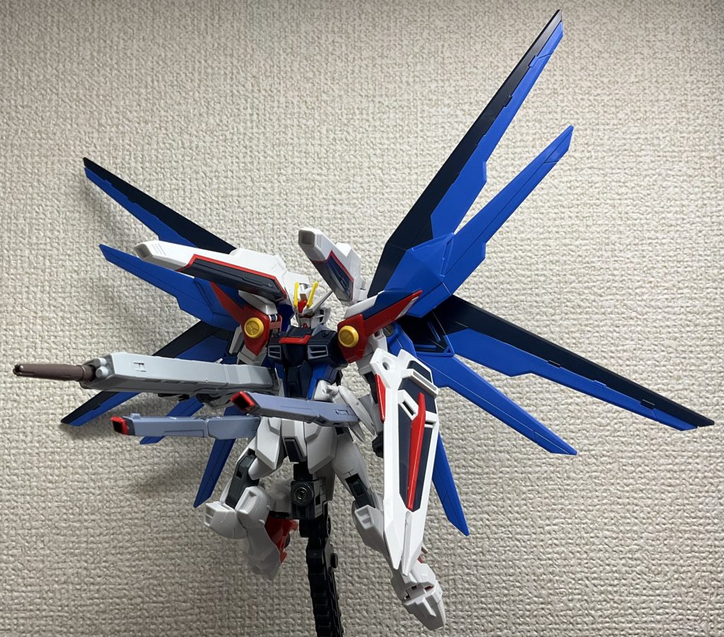 フルバーストです脚がマッシブになって、さらに変形してシルエットが多少変わるだけでもだいぶ印象が違いますねさらにシナンジュスタインのクソデカビームライフルが存在感を放ってて、似たようなポーズのフリーダムのパッケージとは全っ然違う印象ですね