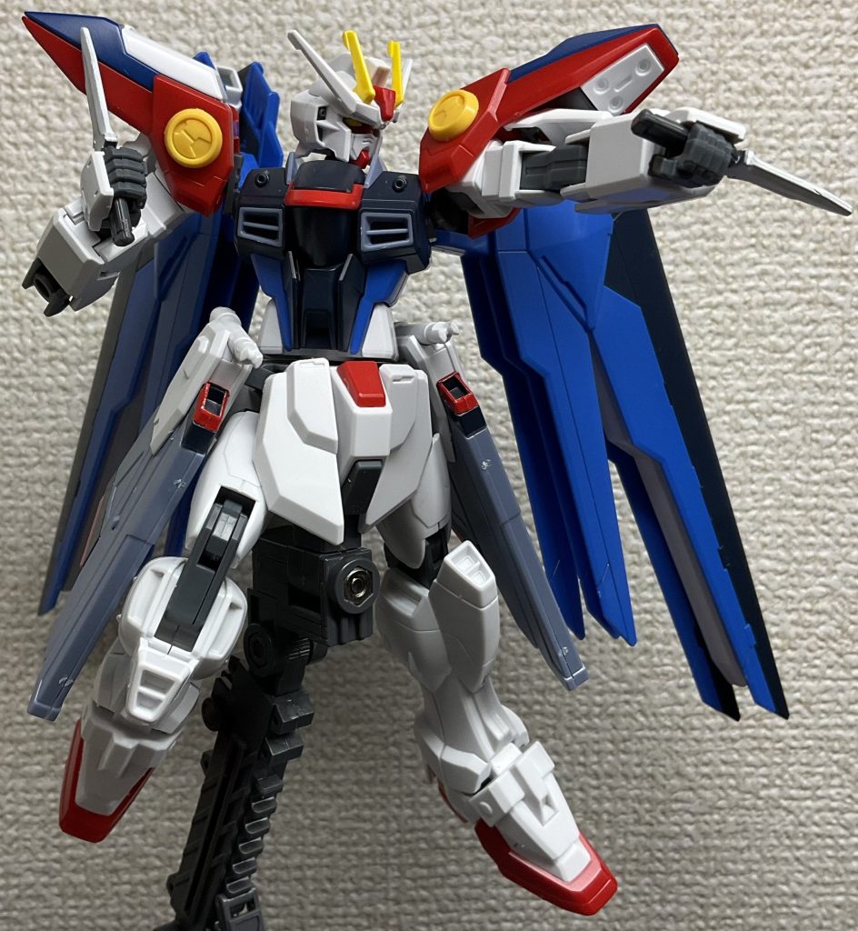 ウイングゼロの肩のビームサーベルホルダーには、フォールディングタイプのアーマーシュナイダーを内蔵しているという設定ですアーマーシュナイダーの刃だけは塗装してますそれにしても、なんでしょうね、この「アーマーシュナイダー持たせるだけでマッシブなMSもある程度スラッとした印象を受ける」っていう現象実際ゼロの脚が結構細く見えたり…よくよく考えたら核エンジン搭載してるのでアーマーシュナイダーは需要ないですよね()