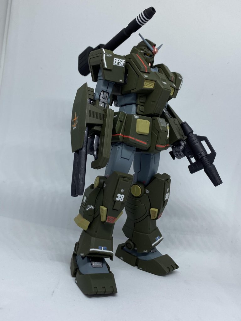 左手にはジムのビームスプレーガンを持たせています。