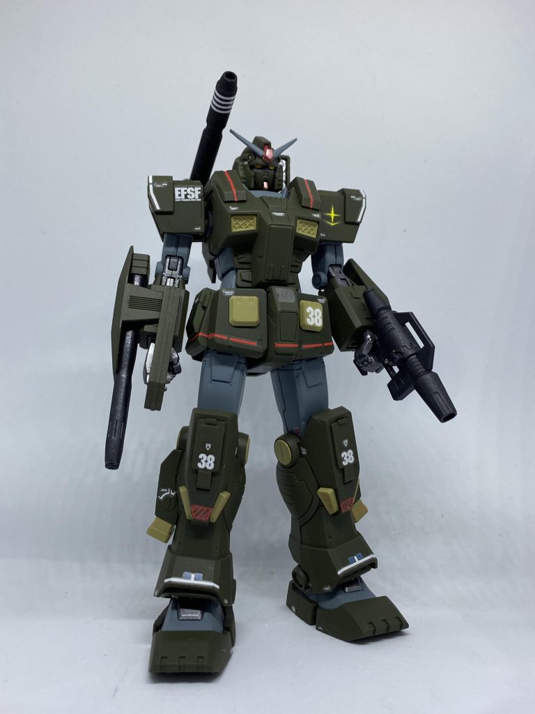 カラーリングは、オリジン版よりも過去の他のフルアーマーガンダムのイメージで塗装しています。デカールは、キット付属のものがメインですが、左肩の連邦マークなどは一部市販のガンダムデカールから流用しています。