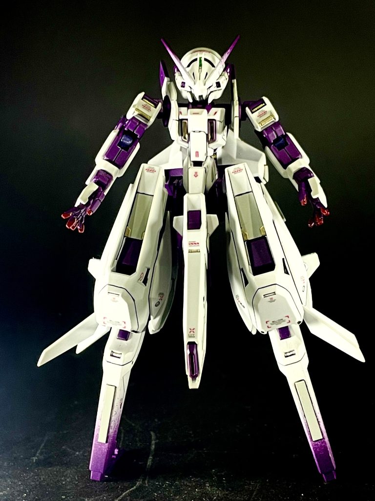 フロントショットです。デカールはストックしておいた物を何となく張っています。デカールは貼るだけで情報量が多くなるのでつい多めに貼ってしまいます。