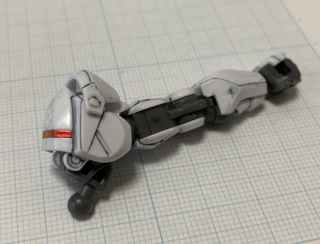 肩の皿みたいなパーツにクラック発生！両肩だから悲しくなる。私の場合、墨入れと言うより墨まみれからの拭き取り。汚い。