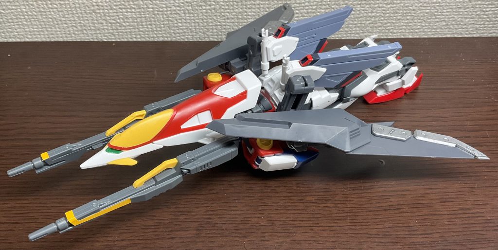 飛行形態の時には、折り畳んだクスィフィアスレール砲をアームで持ち上げて垂直尾翼のようにしますこれだと主翼が前後に傾いちゃって不安定なので、この子は没になりました実はMS形態よりも先にこの飛行形態を思いついて、そこから変形後に違和感のないシルエットを考えていたら最終的に「サイドアーマーが変形前と後で逆」とかいう変態的な変形にたどり着きましたしかもシールドを腕に接続できないので背中にスタビライザーっぽく装備するとかいう、防御ガン無視MSとして出来上がりました